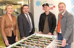 Wollen gemeinsam junge Menschen für den Klimaschutz begeistern: Dr. Ute Röder, Landrat Dr. Axel Lehmann, Rapper Montez und Olrik Meyer, Leiter des Fachgebiets Energie und Klimaschutz beim Kreis Lippe (von links).