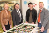 Wollen gemeinsam junge Menschen für den Klimaschutz begeistern: Dr. Ute Röder, Landrat Dr. Axel Lehmann, Rapper Montez und Olrik Meyer, Leiter des Fachgebiets Energie und Klimaschutz beim Kreis Lippe (von links).