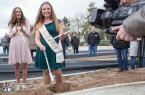 NRW-Spargelkönigin Pauline I mit dem ersten frisch gestochenen Spargel der Saison. „Kollegin“ Christina I freut sich über den gelungenen Auftakt. Foto: Spargelstrasse NRW