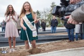 NRW-Spargelkönigin Pauline I mit dem ersten frisch gestochenen Spargel der Saison. „Kollegin“ Christina I freut sich über den gelungenen Auftakt. Foto: Spargelstrasse NRW