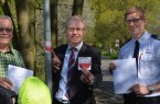 Mehr Sicherheit für Radfahrer – von links nach rechts Franz-Josef Fichna, Fahrradbeauftragter für den Kreis Paderborn, Landrat Manfred Müller, Marc Hammerstein, Leiter der Kreisleitstelle, stellten im Mai vergangenen Jahres das neue Radroutennotrufsystem für den Kreis Paderborn vor