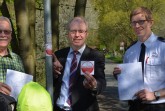 Mehr Sicherheit für Radfahrer – von links nach rechts Franz-Josef Fichna, Fahrradbeauftragter für den Kreis Paderborn, Landrat Manfred Müller, Marc Hammerstein, Leiter der Kreisleitstelle, stellten im Mai vergangenen Jahres das neue Radroutennotrufsystem für den Kreis Paderborn vor