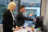 Gerhard Freitag, Leiter Vertriebslogistik bei CLAAS, an seinem
Arbeitsplatz im Gespräch mit Studentin Melanie Schlüter vom Fachbereich
Ingenieurwissenschaften und Mathematik.Foto: CLAAS