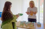 Hygienefachkraft Susanne Fenske übte mit den Mitarbeitern, wie sich beim Handschuhwechsel eine Keimübertragung vom Handschuh auf die Haut vermeiden lässt.
