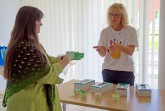 Hygienefachkraft Susanne Fenske übte mit den Mitarbeitern, wie sich beim Handschuhwechsel eine Keimübertragung vom Handschuh auf die Haut vermeiden lässt.