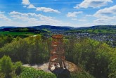 Über 14 Meter misst der Aussichtsturm am Rande des Sauerländer Dorfes und ist damit das höchste Gebäude im LWL-Freilichtmuseum Detmold.
Foto: LWL/Jähne