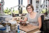 Die Präparationstechnische Volontärin Elena Peter stellte das Modell der Amerikanischen Kiefernwanze für die neue Ausstellung "Vom Kommen und Gehen" her.
Foto: LWL/Steinweg