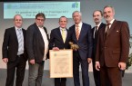 V.l.n.r.: Dieter Brübach (Mitglied des Vorstands B.A.U.M.), Dr. Thomas Holzmann (Vizepräsident Umweltbundesamt) Prof. Dr. Alexander Bassen (Preisträger, Universität Hamburg), Prof. Dr. Maximilian Gege (Vorsitzender B.A.U.M.), Martin Odeland (Mitglied des Vorstands B.A.U.M.), Dr. Bernd Gerecht (Mitsubishi HiTec Paper Europe GmbH)