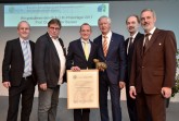 V.l.n.r.: Dieter Brübach (Mitglied des Vorstands B.A.U.M.), Dr. Thomas Holzmann (Vizepräsident Umweltbundesamt) Prof. Dr. Alexander Bassen (Preisträger, Universität Hamburg), Prof. Dr. Maximilian Gege (Vorsitzender B.A.U.M.), Martin Odeland (Mitglied des Vorstands B.A.U.M.), Dr. Bernd Gerecht (Mitsubishi HiTec Paper Europe GmbH)