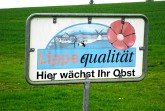 Die bekannten Feldschilder des Lippequalität e.V., sind nicht nur einmalig und eindrücklich für eine Regionalinitiative. Sie sind auch in die Jahre gekommen und vielfach verblasst. Sie sollen erneuert werden (Foto: Puzberg).