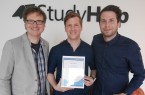 v. li.: Prof. Dr. Rüdiger Kabst zeichnet die Gründer der StudyHelp GmbH, Carlo Oberkönig und Daniel Weiner, aus.