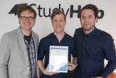 v. li.: Prof. Dr. Rüdiger Kabst zeichnet die Gründer der StudyHelp GmbH, Carlo Oberkönig und Daniel Weiner, aus.