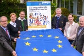 Stellten das Programm zur 32. Internationalen Jugendfestwoche Wewelsburg 2017 vor (von links): Landrat Manfred Müller, Edith Rehmann-Decker (stellvertretende Leiterin des Kreisjugendamtes Paderborn), Dietmar Kellerhoff und Markus Smolin (beide im musischen Leitungsteam der 32. Internationalen Jugendfestwoche), Anna Brathun (Kreisjugendamt Paderborn), Friedhelm Kaup (Vorsitzender des Jugendhilfeausschusses). (Foto: Amt für Presse- und Öffentlichkeitsarbeit, Kreis Paderborn, Anna-Sophie Schindler)