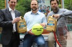 Das in Werther ansässige Unternehmen Ravenol ist aktuell Partner der GERRY WEBER WORLD und des Tennisclubs Blau-Weiss Halle geworden und für die dreijährige Partnerschaft stehen (von links): Paul Becher (Geschäftsführer Ravenol), Dimitri Barichnowski (Marketing- und Kommunikationsmanager Ravenol) und Bundesliga-Teammanager Thorsten Liebich. © GERRY WEBER WORLD