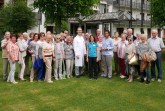 Foto: Chefarzt Dr. Jan Hinnerk Stange, Annette Maaßen und Alice van der Heide (alle vorne in der Mitte) empfingen die Rheuma Liga Bad Salzuflen in der Rose Klinik.
