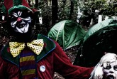 Gruselige Clowns gehen beim "Camping Tropical" im Zoo Safaripark Stukenbrock um. Foto  © HuWu Gmbh