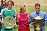 Supermodel Eva Herzigova (Mitte) überreichte den Siegerpokal an den Schweizer Maestro Roger Federer (links), der im Endspiel Sascha Zverev bezwang. © GERRY WEBER OPEN (HalleWestfalen)