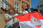 Auf dem Foto von links. Leon Harth, Andreas Müller, Frauke Stern und Bürgermeister Rainer Heller auf der Rathaustreppe! . Foto Stadt Detmold