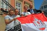 Auf dem Foto von links. Leon Harth, Andreas Müller, Frauke Stern und Bürgermeister Rainer Heller auf der Rathaustreppe! . Foto Stadt Detmold