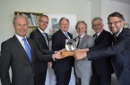 Präsentieren die Kristallkugel für die Gewinner des OWL Innovationspreises MARKTVISIONEN (v.l.n.r.): Thomas Niehoff, Hauptgeschäftsführer der IHK Ostwestfalen, Thorsten Meier, Geschäftsführer BOGE KOMPRESSOREN Otto Boge GmbH & Co. KG, Dr. Stephan Nahrath, Geschäftsführer Westfalen Weser Energie, Herbert Weber, Geschäftsführer OWL GmbH, Friedhelm Rieke, Geschäftsführer Stadtwerke Bielefeld, und Wolfgang Marquardt, Prokurist der OWL GmbH.