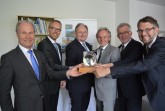 Präsentieren die Kristallkugel für die Gewinner des OWL Innovationspreises MARKTVISIONEN (v.l.n.r.): Thomas Niehoff, Hauptgeschäftsführer der IHK Ostwestfalen, Thorsten Meier, Geschäftsführer BOGE KOMPRESSOREN Otto Boge GmbH & Co. KG, Dr. Stephan Nahrath, Geschäftsführer Westfalen Weser Energie, Herbert Weber, Geschäftsführer OWL GmbH, Friedhelm Rieke, Geschäftsführer Stadtwerke Bielefeld, und Wolfgang Marquardt, Prokurist der OWL GmbH.