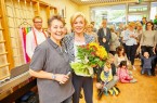 Liz Mohn gratuliert Christiane Keller, Leiterin der „Villa Kunterbunt“.