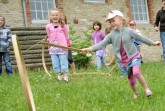 Alte Kinderspiele stehen am 21. Juli im LWL-Freilichtmuseum Detmold auf dem Programm.
Foto: LWL/Sanchez