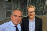 Selfie vor der Unternehmenszentrale: Vorstandsmitglied Götz Borchert (48, links) und Christian Schneider (49), Geschäftsführer Personal/HR, forcieren neue Perspektiven für die Ahlers AG und fördern dabei digitale Welten des vernetzten Arbeitens mit dem Pioneers Club.