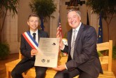 Städtefreundschaft so fest „wie eine Bank“: Châteaurouxs Bürgermeister Gil Avérous und Bürgermeister Henning Schulz auf und mit den Jubiläumsgeschenken. Das Gütersloher Präsent ist ein Gingko-Baum.