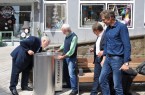Den allerersten Schluck aus dem neuen Trinkwasserbrunnen nahm der stellvertretende Bürgermeister Egon Stellbrink. Es folgte Horst Idelberger (zweiter von links). Es freuen sich Peter Tiemann (Mindener Wasser GmbH, zweiter von rechts) und Peter Wansing, SBM (rechts).