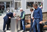 Den allerersten Schluck aus dem neuen Trinkwasserbrunnen nahm der stellvertretende Bürgermeister Egon Stellbrink. Es folgte Horst Idelberger (zweiter von links). Es freuen sich Peter Tiemann (Mindener Wasser GmbH, zweiter von rechts) und Peter Wansing, SBM (rechts).