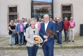 Wo gehobelt wird, fallen bekanntlich auch Späne – das wissen auch Museumsdirektorin Dr. Vera Lüpkes (links) und Abteilungsleiter Johannes Engelmann (rechts) vom krz. Die im Schloss Brake ansässigen Mitarbeiterinnen und Mitarbeiter zeigten Verständnis und freuten sich über die exklusive Führung durch die neuen Räume.