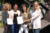 Die KAoA-Koordinatorinnen präsentieren die Broschüre zur Studienorientierung (v. l.): Vanessa von Gross (Hochschule Ostwestfalen-Lippe), Christina Jacob (Universität Bielefeld), Ulrike Rehm (Fachhochschule Bielefeld), und Kirsten Bondzio (Universität Paderborn) © Universität Paderborn, Dr. Yvonne Koch