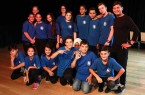 Gemeinsam „eine Stimme auf die Bühne gebracht: Die Internationale Klasse 1 der Osterrath-Realschule im Alarm Theater mit (hinten von links) Theaterpädagogin Britta Bornhöft-Graute, Klassenlehrerin Simone Schüngel und Tänzer Diego Cancino.