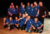 Gemeinsam „eine Stimme auf die Bühne gebracht: Die Internationale Klasse 1 der Osterrath-Realschule im Alarm Theater mit (hinten von links) Theaterpädagogin Britta Bornhöft-Graute, Klassenlehrerin Simone Schüngel und Tänzer Diego Cancino.