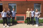 Auf dem Bild sehen Sie die Auszubildenden und dualen Studenten des zweiten Lehrjahres v.l.n.r.: Annika Bruelheide, Niklas Till Eisenblätter, Malte Moldenhauer, Patrick Janz, Marius Leinberger und Carolin Derjung vor dem Wohnstift Salzburg.
