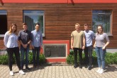 Auf dem Bild sehen Sie die Auszubildenden und dualen Studenten des zweiten Lehrjahres v.l.n.r.: Annika Bruelheide, Niklas Till Eisenblätter, Malte Moldenhauer, Patrick Janz, Marius Leinberger und Carolin Derjung vor dem Wohnstift Salzburg.