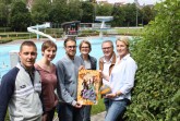 Freuen sich auf die vierte schools-out-party im Bürener Freibad: v.l. Michael Hartmann, Lobby Caritasverband, Carolin Erdmann, Lebenshilfe Kreisverband Paderborn, Jan Hoffmeister, Jugendpflege Büren, Eva Wiemers, Caritasverband im Dekanat Büren e.V., Dieter Vahle und Barbara Tönnissen-Michels, beide TV 13 Volleyball. Es fehlt: Dominik Hansen vom Jugendrat der Jugendpflege Büren