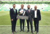 Bild von links nach rechts: 
Christoph Peschek (Geschäftsführer Wirtschaft SK Rapid),  Victor Wagner (Firma Wagner & Glass), Niko Fasthuber (bugatti Österreich), Fredy Bickel (Geschäftsführer Sport SK Rapid) 
Foto: SK Rapid