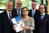 Präsentierten die Ergebnisse des Handelsreports OWL 2017: Thomas Kunz, Hauptgeschäftsführer des Handelsverbandes Ostwestfalen-Lippe, Hans Joachim Schrader von der BBE Standort- und Kommunalberatung aus Münster, Maria Klaas, Geschäftsführerin der IHK Lippe, Harald Grefe, stellvertretender Hauptgeschäftsführer der IHK Ostwestfalen und Marco Rieso, Referatsleiter Handel und Dienstleistung der IHK Ostwestfalen (v.l.)