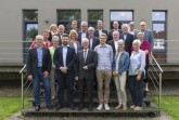 Im Kreis Höxter beteiligten sich 14 interessierte Ortschaften an einem Wettbewerb, bei dem eine externe Jury, bestehend aus Vertretern aus Wissenschaft, Wirtschaft, Verwaltung und der Zivil-gesellschaft, die eingereichten Unterlagen und innovativen Ideen begutachtete und bewertete.