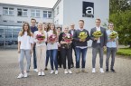 V.l.n.r.: Zoe Griffin und Ben-James McMahon (Azubi-Paten), Kristin Breder (Industriekauffrau), Heike Klug (Leitung Duales Studium), Sophie Wefelmeier (Duales Studium), Heidrun Baumgart (Ausbildungsleitung), Sophie Gößling (Industriekauffrau), Christian Schneider (Personalleitung), Alexander Dümke (Industriekaufmann), Dominik Dodt (Duales Studium), Florian Degner (Informatikkaufmann)