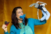 Theater Lakritz: Eine Märchenerzählerin „plaudert aus dem Nähkästchen“ und erzählt die Geschichte vom Hasen und vom Igel.