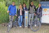 Foto (v.l.): Stadtwerk-Geschäftsführer Torsten Fischer, Melanie Beil von der Spielerei, Bürgermeister Theo Mettenborg, Spielerei-Betreiber Alexander Bureick und Klaus Geppert von der Flora Westfalica GmbH testen die neue Ladesäule.