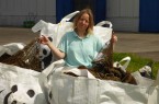Andrea Stolte, Projektmanagerin im WWF Ostseebüro, mit geborgenen Geisternetzen. © WWF Deutschland