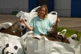 Andrea Stolte, Projektmanagerin im WWF Ostseebüro, mit geborgenen Geisternetzen. © WWF Deutschland