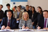 Gute Stimmung bei der Unterzeichnung des 201. Kooperationsvertrages IHK-Schule-Wirtschaft: IHK Geschäftsführer Swen Binner, Schulleiterin Evelyn Molle und Niederlassungsleiter von Hellmann in Bielefeld Frank Niedringhaus (v.l.) 
 Foto: IHK
