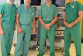 Ireneusz Wierzbicki, Chefarzt Prof. Rolf Haaker, Oberarzt Dr. Mojtaba Sakhaii und Oberarzt Hartmut Weniger präsentieren zwei der drei neuen Arthroskopie-Türme. Auch bei stundenlangen Eingriffen bleibt die Konzentration durch moderne Technik auf einem hohen Niveau und trägt zu einem optimalen OP-Verlauf bei.