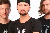 Ehrlicher, intensiver und selbstgemachter deutscher Pop: Das Essener Trio Kuult um Leadsänger Chris Werner (Mitte), Bassist Christian De Crau (rechts) und Gitarrist Philipp Evers sorgt für nationale Furore und gastiert im Rahmen ihrer Konzerttournee „mehr als zuvor“ am 03. November 2018 auch im GERRY WEBER EVENT CENTER in HalleWestfalen.