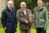 Haben einen Uhu freigelassen (von links):Landrat Manfred Müller, Leiter der Auffangstation für Greifvögel und Eulen in Marsberg Wilfried Limpinsel und Technischer Dezernent Martin Hübner (Foto: Amt für Presse- und Öffentlichkeitsarbeit, Kreis Paderborn, Anna-Sophie Schindler)
